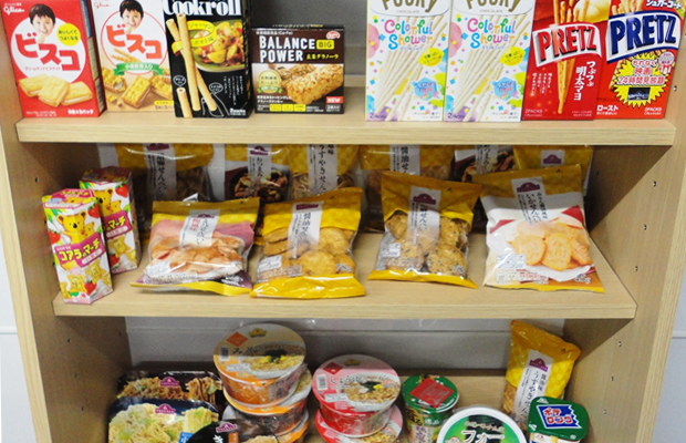 # 若手社員はコンビニ店員